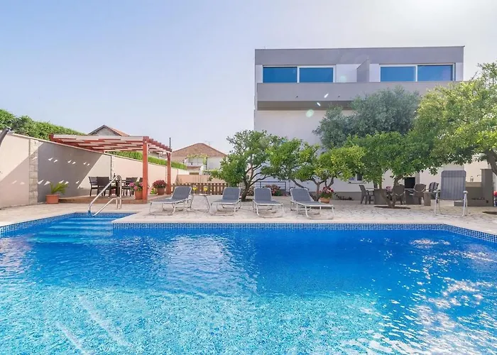Apartments Villa Odesa With Shared Pool
