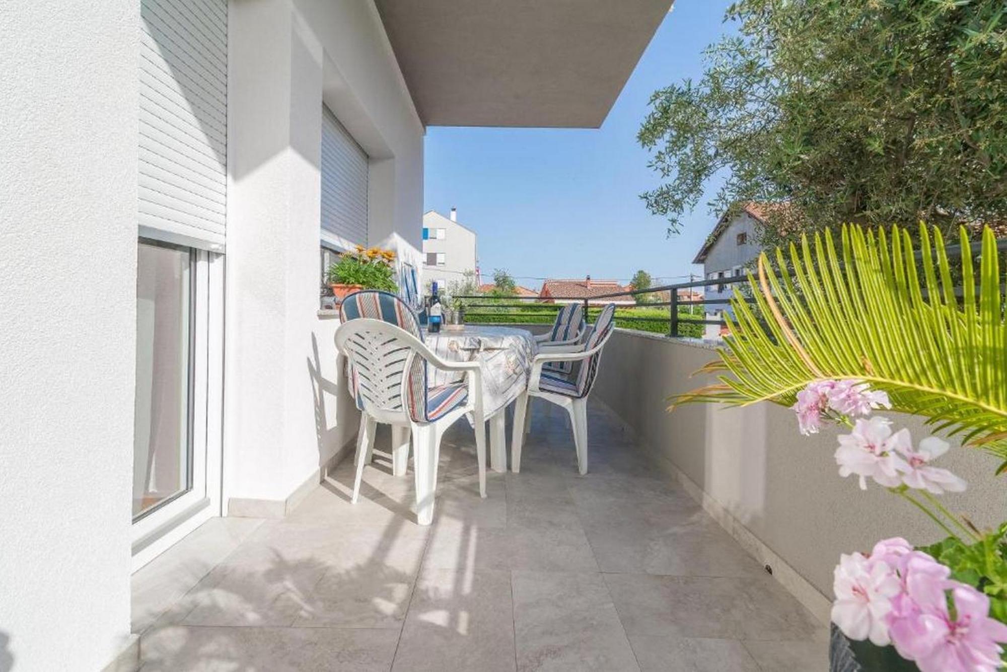 Odesa With Shared Pool Apartment *